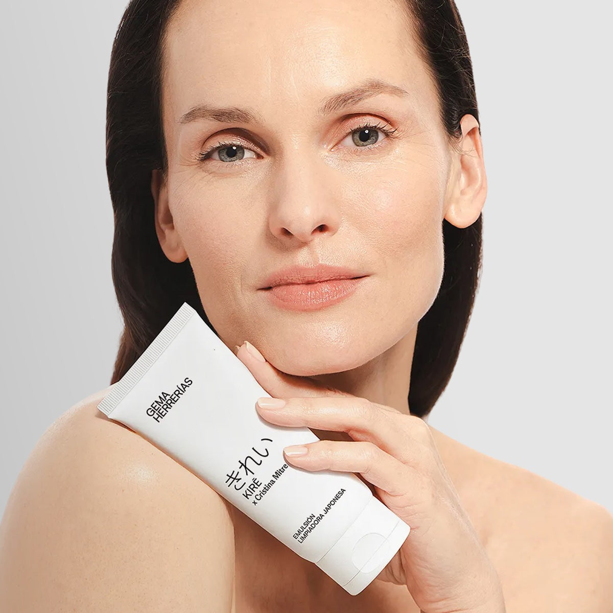 Mujer sujetando un producto de Gema Herrerías junto a su rostro